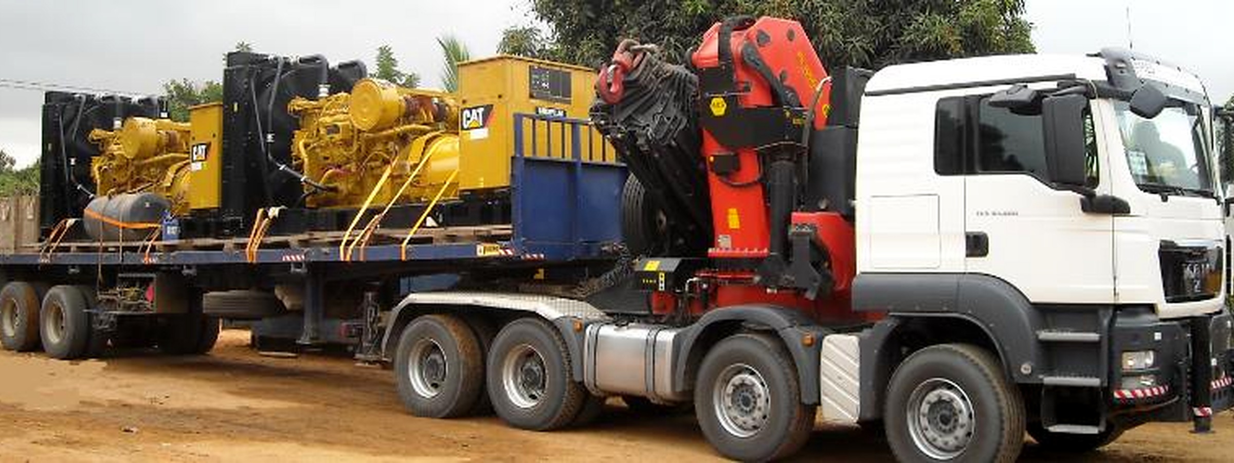 Camião-grua da MES numa operação de transporte especializado